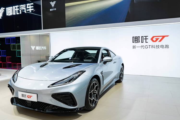 佛山114哪吒汽车在智能汽车领域的表现，领途汽车在新能源汽车市场中的影响力